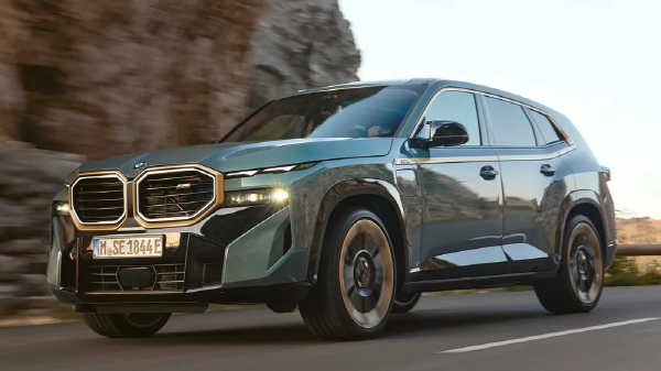 앞모습의 인상은 날카롭고 과격하다. BMW의 상징인 키드니그릴도 굉장히 크게 디자인 되어있다. 사진=BMW 