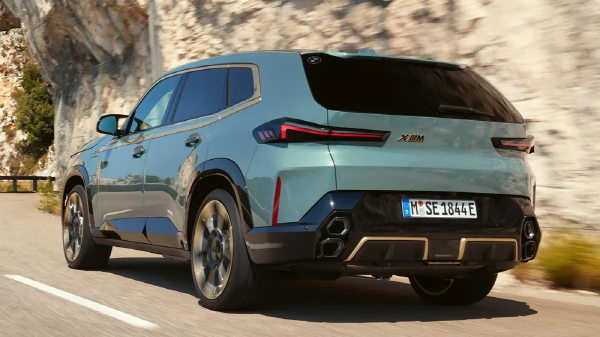 XM의 뒷모습은 거대한 유리창과 광활한 폭으로 넓직하게 보인다. BMW 엠블럼은 유리창 위 양쪽에 각인되어 있다. 사진=BMW