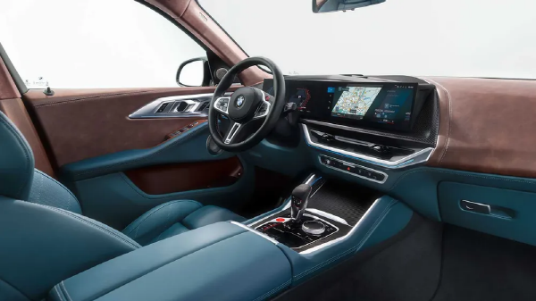 XM의 실내는 고급스럽다. 보이는 곳을 거의 가죽으로 둘렀고 알칸타라나 카본 같은 고급소재를 아낌없이 썼다. 사진=BMW