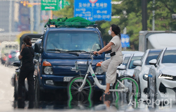 서울 영등포구 여의도 환승센터인근 도로에 아지랑이가 피어오르고 있다. 사진=서울와이어 DB