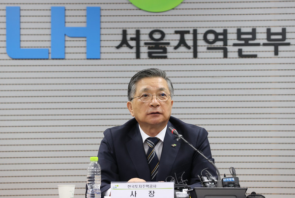 한국토지주택공사(LH)가 '철근 누락' 아파트 단지 설계·감리에 참여한 전관 업체들과 3년간 2300억원 규모의 수의계약을 맺은 것으로 확인돼 논란이다. 이한준 LH 사장이 지난 11일 무량판 구조가 적용된 아파트 전수조사 관련 기자회견에서 발언하고 있다. 사진=연합뉴스