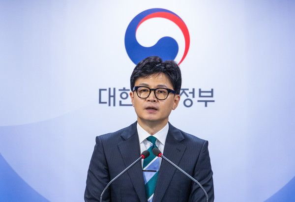 한동훈 법무부 장관이 14일 서울 종로구 정부서울청사에서 8.15 광복절 특별사면 명단을 발표하고 있다. 윤석열 정부에서 이뤄진 세 번째 특별사면으로 민생과 경제 회복이란 목표 아래 재계 인사들이 대거 사면·복권됐다. 사진=연합뉴스 