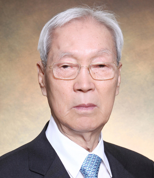 대통령실에 따르면 윤석열 대통령 부친인 윤기중 연세대 명예교수가 15일 오전 별세했다. 대통령실은 "국정 공백이 없도록 장례를 가족장으로 치르기로 했다. 조화와 조문은 사양함을 널리 양해를 구한다"고 밝혔다. 사진=연합뉴스  