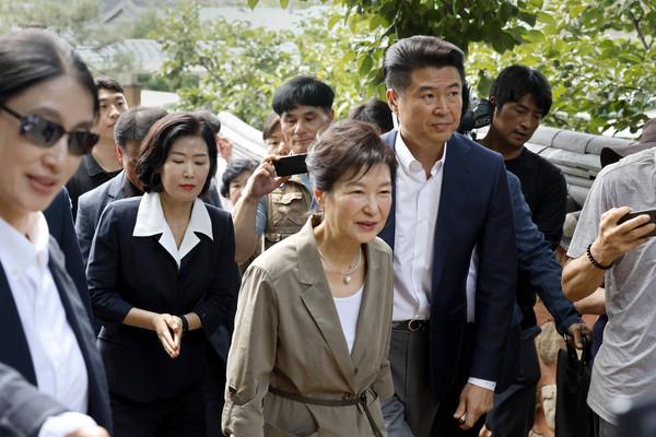 박근혜 전 대통령이 모친인 고 육영수 여사 기일에 맞춰 15일 경북 구미시 상모동 고 박정희 전 대통령 생가를 찾았다. 박 전 대통령의 공개 외출은 올해만 두 번째다. 사진=연합뉴스  