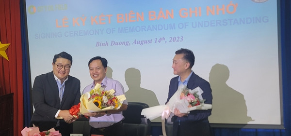 정영훈 도시유전 대표(왼쪽)와 트란 취엔 콩 비와세 회장(가운데) 박찬하 국보 대표가 폐플라스틱 및 폐비닐의 화학적 재활용과 선순환을 위한 업무협약을 체결한 뒤 기념촬영을 하고 있다. 사진=도시유전 제공