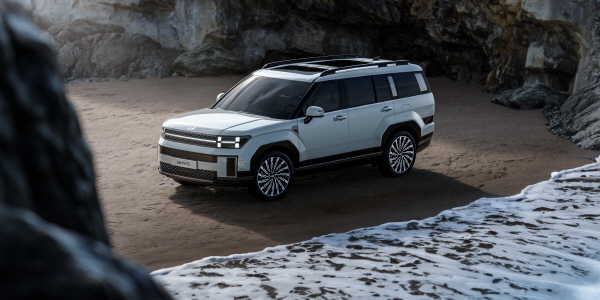 신형 싼타페가 박스형 차체의 각지고 강인한 인상으로 현대차의 새로운 SUV 디자인을 제시한다. 사진=현대차제공 