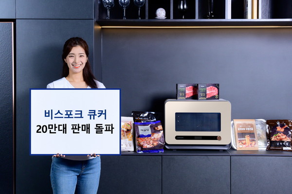 삼성전자 모델이 삼성스토어 대치점 데이코하우스에서 누적 판매 20만대를 돌파한 비스포크 큐커를 소개하고 있다. 사진=삼성전자 제공