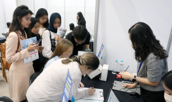 지난 7월 20일 부산 동구 부산항국제전시컨벤션센터(BPEX)에서 열린 '지역특화형 비자 유학생 채용박람회'에서 외국인 유학생들이 취업 관련 상담을 하고 있다. 사진=연합뉴스