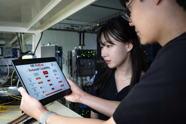 RedCap은 5G 망을 한 단계 업그레이드해 경량화한 IoT 서비스 지원 기술로, 5G IoT 단말의 대역폭과 안테나 수를 줄여 단말 자체의 비용을 낮추고 소비전력을 절감하는 기술이다. 사진=SK텔레콤 제공