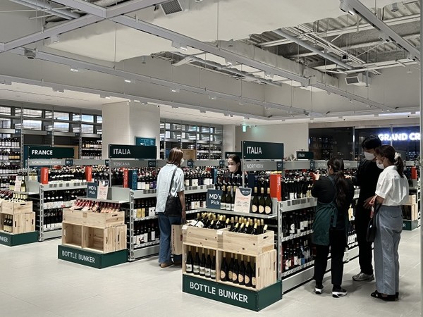 롯데가 와이너리 인수에 성공하게 되면 롯데의 와인사업은 빠른 속도로 확대될 것으로 보인다. 사진은 보틀벙커 제타플렉스점 매장. 사진=롯데마트 제공