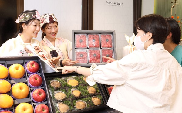 고객이 롯데백화점에서 추석 선물 상품을 고르고 있다. 사진=롯데쇼핑 제공