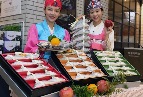 신세계백화점이 다음 달 10일까지 농·축·수산물과 건강식품, 와인 등 총 240여개 품목의 추석 선물세트를 예약 판매한다. 사진=신세계백화점 제공