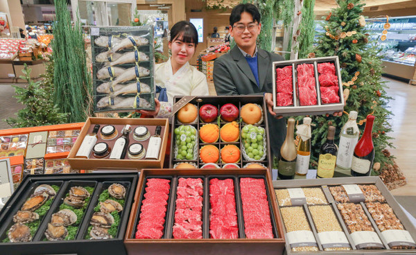 모델들이 현대백화점에서  추석 선물세트를 선보이고 있다. 사진=현대백화점그룹 제공