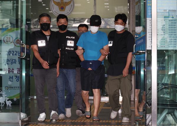 신림동 등산로 성폭행 사건의 피의자 최모씨가 19일 서울중앙지법에서 열리는 영장실질심사를 위해 관악경찰서를 나서고 있다. 사진=연합뉴스