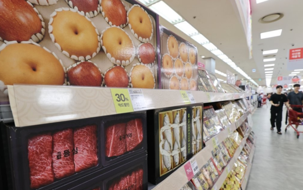 서울 한 대형마트에 추석 선물세트가 진열돼 있다. 사진=연합뉴스