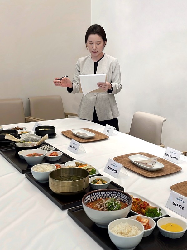 HD현대 글로벌R&D센터에서 우럭과 전복 등 국내 수산물을 활용한 신규 레시피의 품평회를 실시하고 있다. 사진=HD현대 제공