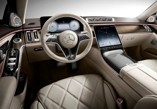 메르세데스-마이바흐 S클래스의 운전석. 쇼퍼드리븐 성향의 차 지만 운전자를 위한 편의장비도 다양하게 마련돼 있다. 사진=메르세데스-벤츠