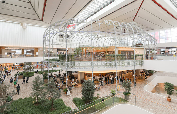 더현대 서울의 누적 방문객이 30개월 만에 1억명을 돌파했다. 사진=현대백화점 제공