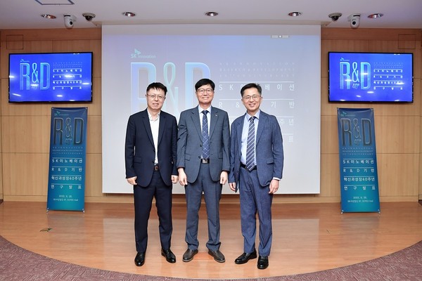 (왼쪽부터) 이지환 카이스트 경영공학부 교수와 이성준 SK이노베이션 환경과학기술원장, 송재용 서울대학교 경영대학 교수가 지난 28일 SK서린빌딩 3층 수펙스홀에서 열린 SK이노베이션 R&D경영 40주년 성과 분석 심포지엄에서 기념사진을 촬영하고 있다. 사진=SK이노베이션 제공