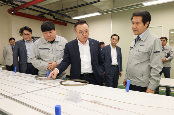 황주호 한국수력원자력 사장(가운데)이 29일 경기 화성시 협력업체 우진을 방문해 현장을 둘러보는 모습. 사진=한국수력원자력 제공