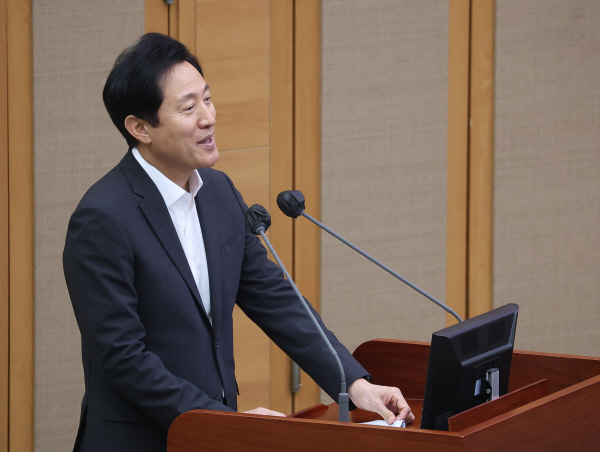 오세훈 서울시장이 지난 29일 오전 서울시의회에서 열린 제320회 임시회 제2차 본회의에서 의원 질문에 답변하고 있다. 사진=연합뉴스