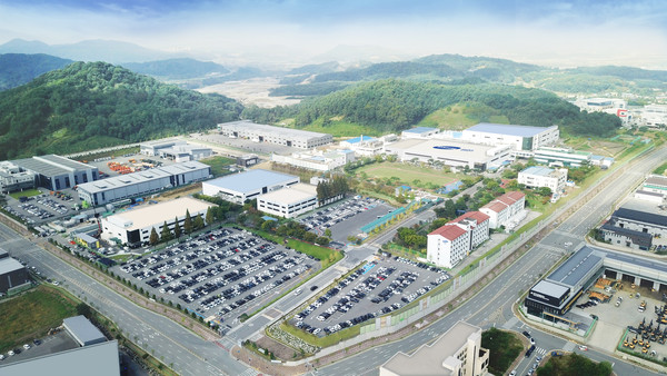 삼성전기는 30일 수원사업장의 평균 자원순환율은 지난해에 이어 올해도 100%를 달성해 2년 연속 플래티넘 등급 취득에 성공했다고 밝혔다. 세종과 부산사업장도 올해 플래티넘 등급을 획득하는 등 전 사업장이 모두 최고등급을 달성했다. 삼성전기 세종사업장 전경. 사진=삼성전기 제공