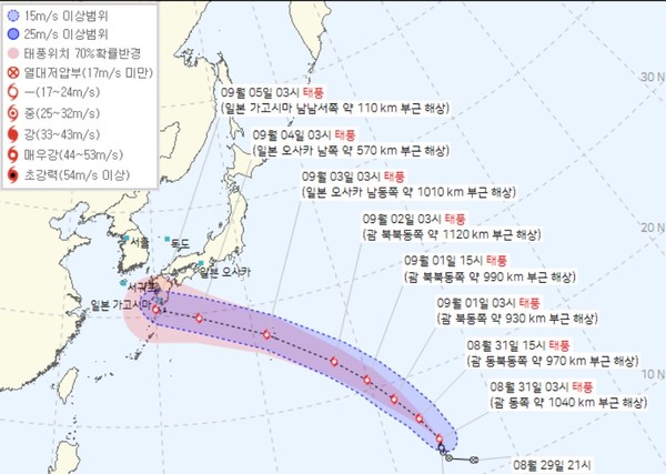 기상청이 예상한 제12호 태풍 기러기의  경로 (31일  오전 5시  현재)