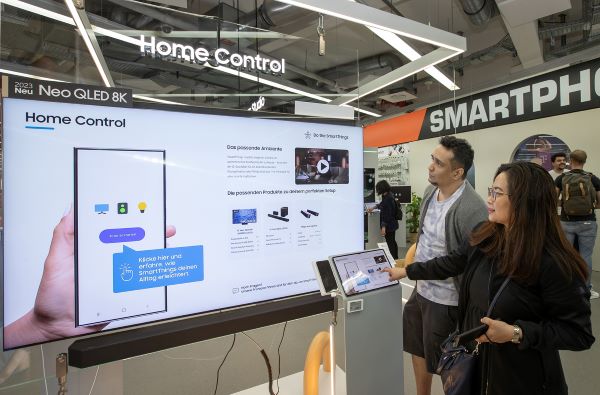 독일 베를린 시내 유로파 센터에 위치한 전자제품 판매점 자툰(Saturn)에서 방문객들이 스마트싱스를 체험하고 있다. 사진=삼성전자 제공.