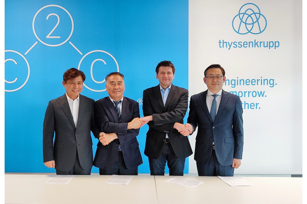 (왼쪽부터) 윤경용 가온셀 대표이사, 김성도 제주에너지공사 이사, 알렉산더 슐즈 티센크루프 그린메탄올 부문장, 서경호 카본코 사업수행실장이 기념촬영을 하고 있다. 사진=DL이앤씨 제공