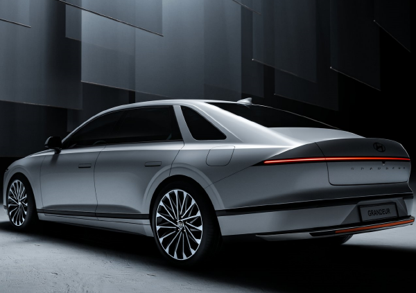 그랜저의 뒷모습은 앞모습과 통일성있게 디자인 됐다. 직선형 램프가 차량 도어 윗부분의 선과 자연스럽게 어우러진다. 사진=현대차