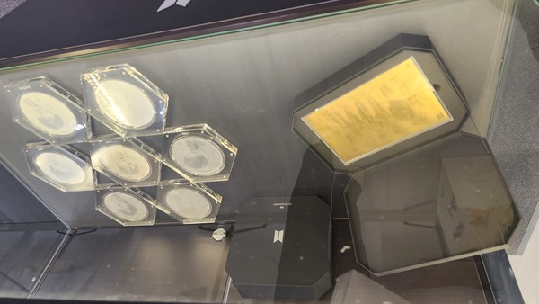 한국조폐공사가 1일 국내외 동시 출시한 '방탄소년단 데뷔 10주년 공식 기념메달' 2차 제품들의 모습. 사진=한국조폐공사 제공