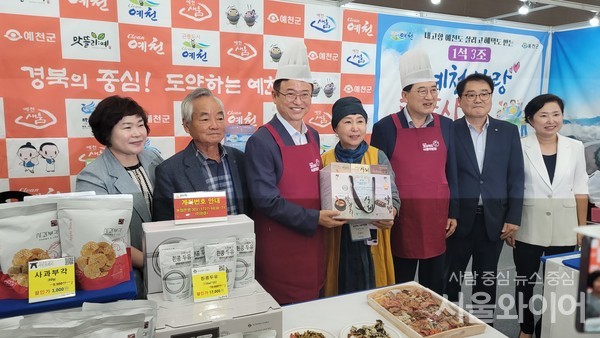 지난 1일부터 3일까지 경주화백컨벤션센터에서 열린 '2023 경상북도 식품박람회'에서 이철우(왼쪽세번째) 경북도지사가 식품부스를 둘러보고 있다(사진=강직정기자)