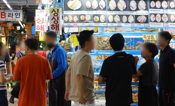 일본 정부가 원전 오염수를 방류한 뒤 첫 주말인 지난달 27일 서울 시내 한 수산시장을 찾은 손님들이 수산물을 고르고 있다. 사진=연합뉴스 제공
