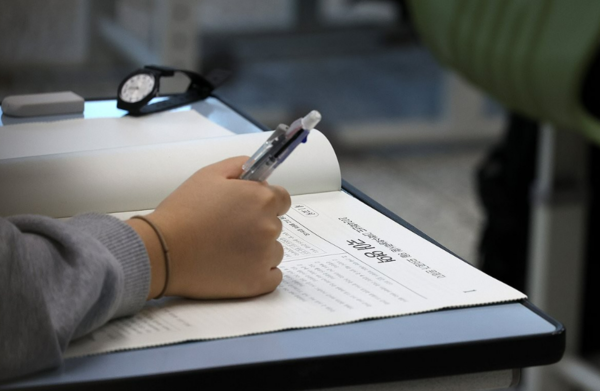 2023년 전국연합학력평가(9월 모평)가 치러진 6일 오전 강원 춘천시 한 고등학교 3학년 교실에서 학생들이 시험을 치르고 있다. 사진=연합뉴스