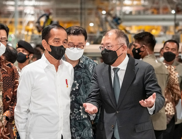 올해 3월 열린 현대차 인도네시아공장 준공식에 참석한 (왼쪽부터) 조코 위도도 인도네시아 대통령과 정의선 현대자동차그룹 회장이 대화를 나누고 있다. 사잔=현대자동차그룹 제공 