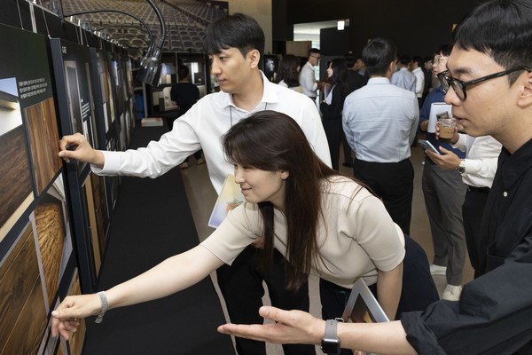 동국제강그룹 동국씨엠이 6일 서울 수하동 페럼타워에서 ‘메탈 드렌드(Metal Trend) 2024·2025’ 행사를 갖고 철의 새로운 가치를 담은 럭스틸·앱스틸의 신제품을 소개했다. 사진=동국씨엠 제공