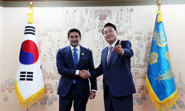 윤석열 대통령 취임 당시 방한한 야시르 오스만 알루마이얀 사우디아라비아 국부펀드 총재 겸 아람코 회장이 용산 대통령실에서 기념촬영을 하고 있다. 사진=연합뉴스  