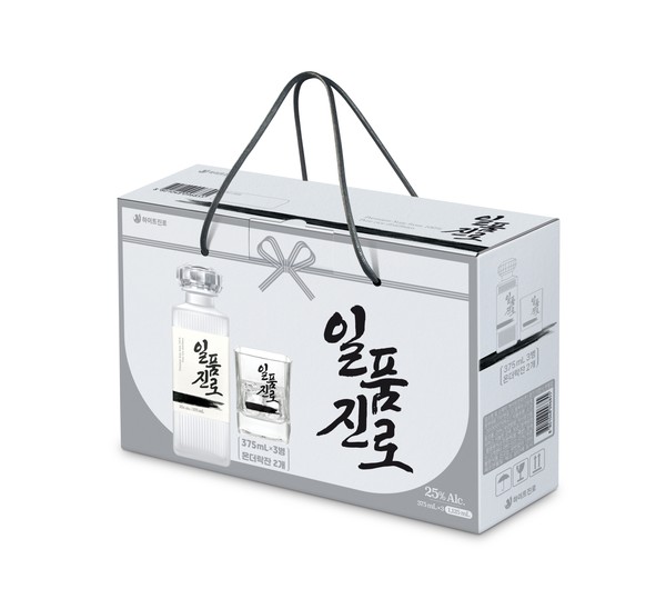 하이트진로가 추석을 맞아 명품 프리미엄 증류식 소주 선물세트 3종을 판매한다. 사진=하이트진로 제공
