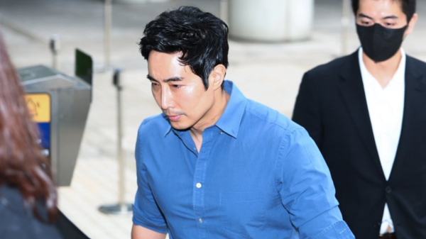 우크라이나 전쟁 참전 관련 여권법 위반 혐의로 기소된 이근 전 대위가 서울 서초구 서울중앙지방법원에서 열린 1심 속행공판에 출석하기 위해 법정으로 향하고 있다. 사진=연합뉴스