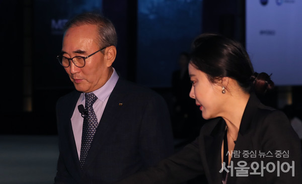 김영섭 KT 대표이사가 행사에 참석, 기조연설을 하기위해 단상으로 이동하고 있다.