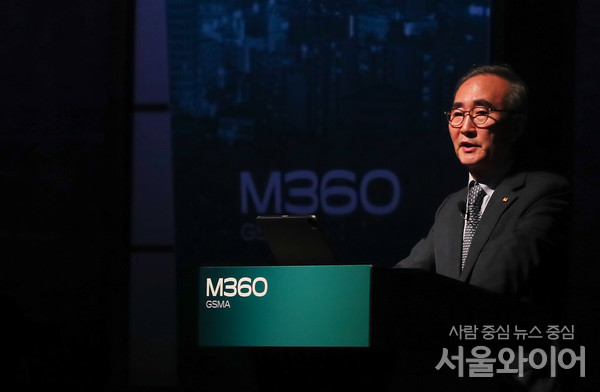 김영섭 KT 대표이사가 행사에 참석, 기조연설을 하고 있다.