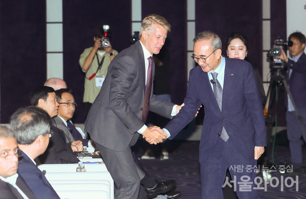 김영섭 KT 대표이사가 마츠 그란리드  사무총장과 인사를 나누고 있다.