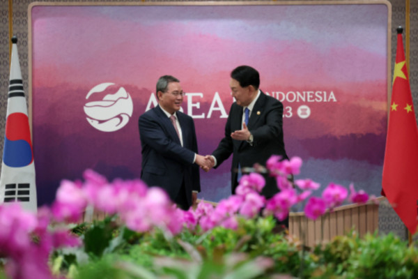 (왼쪽부터) 리창 중국 총리와 윤석열 대통령이 악수를 하고 있다. 사진=연합뉴스