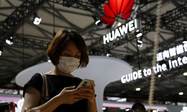 중국 화웨이가 최근 7나노 공정 프로세서가 내장된 5세대(5G) 신형 스마트폰 ‘메이트60 프로’를 공개한 가운데 이 제품에 SK하이닉스의 메모리 반도체 칩이 탑재된 것으로 학인돼 논란이 일고 있다. 사진=연합뉴스