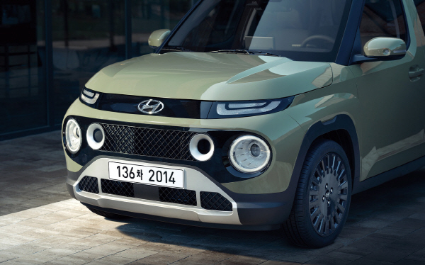 캐스퍼의 전면부 디자인은 얇은 헤드램프와 동그란 주간주행등으로 귀여우면서도 미래지향적이다. 사진=현대차 제공