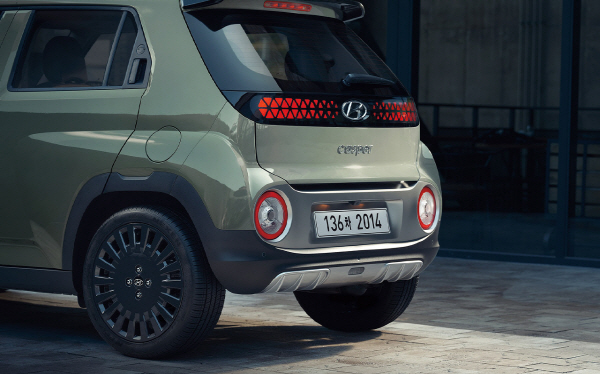 캐스퍼의 뒷모습은 생각보다 복잡한 라인을 보여준다. 통째로 프레스기에서 뽑은 듯한 기존 경차의 둔한 모습이 없이 여러 라인이 합쳐저 한급 위의 차를 보는듯 하다. 사진=현대차