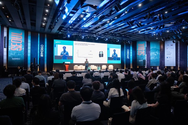 지난 7일 서울 중구 웨스틴조선호텔에서 열린 M360 APAC 콘퍼런스에서 KT를 비롯한 업계 전문가들과 함께 AI 세션에 참여한 '업스테이지' 김성훈 대표가 발표하고 있다.(사진=KT)/서울와이어