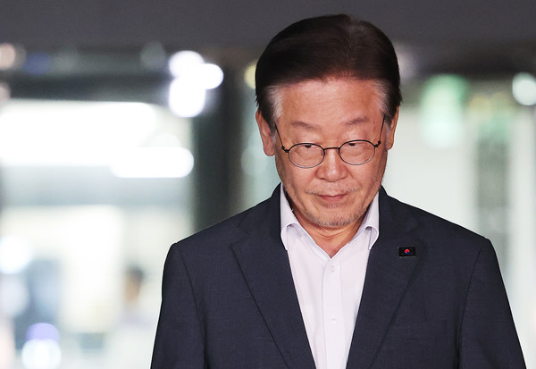 이재명 더불어민주당 대표의 쌍방울 그룹 대북 송금 의혹을 수사 중인 검찰이 지난 0일 소환 조사를 마친 뒤 재출석을 통보했다. 사진=연합뉴스 