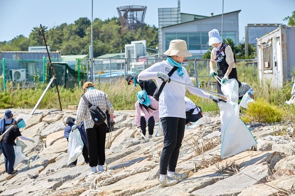 지난 8일 인천 영종도 남측 방조제에서 우아한형제들 및 러쉬코리아 구성원들이 함께 해변 정화 봉사활동을 진행하고 있다.(사진=우아한형제들)/서울와이어