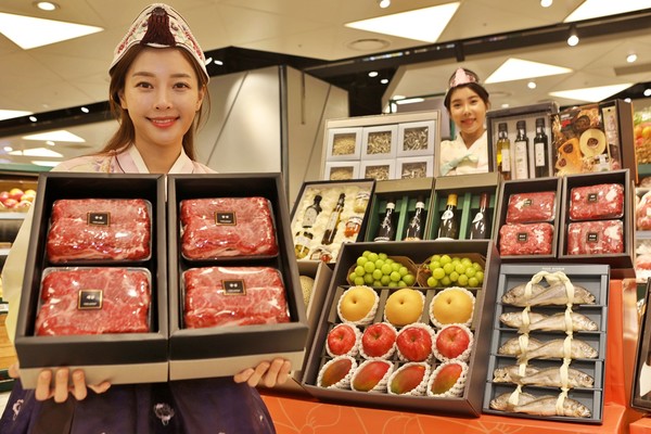 모델들이 롯데백화점 잠실점에서 추석 선물세트를 소개하고 있다. 사진=롯데백화점 제공